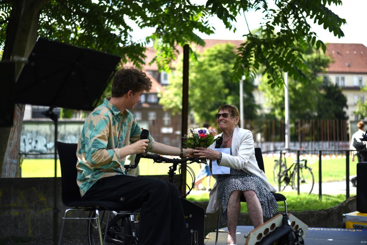 Foto von Dr. Renate Werwigk-Schneider bei der Gedenkveranstaltung zum Mauerbau